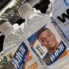 Botellas de bebidas deportivas chinas con la imagen de Kylian Mbappé en sus etiquetas durante la controversia comercial con China.