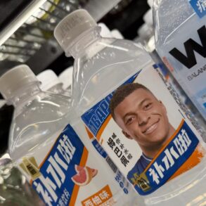 Botellas de bebidas deportivas chinas con la imagen de Kylian Mbappé en sus etiquetas durante la controversia comercial con China.