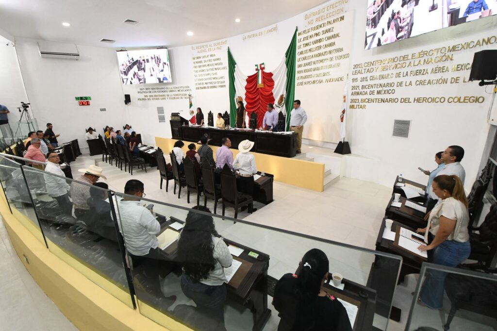 ntegrantes de la Mesa Directiva y legisladores de pie durante la sesión en el recinto del Congreso de Tabasco
