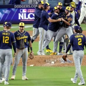 Jugadores de los Cerveceros de Milwaukee celebran sobre el montículo del Dodger Stadium después de eliminar por barrida a Los Ángeles Dodgers en la Serie de Campeonato de 2026.