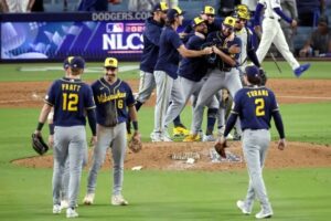 Jugadores de los Cerveceros de Milwaukee celebran sobre el montículo del Dodger Stadium después de eliminar por barrida a Los Ángeles Dodgers en la Serie de Campeonato de 2026.