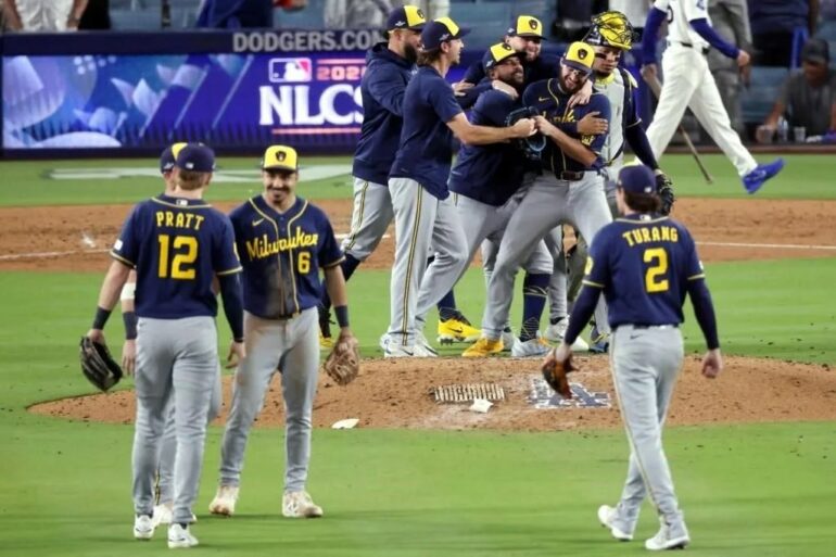 Jugadores de los Cerveceros de Milwaukee celebran sobre el montículo del Dodger Stadium después de eliminar por barrida a Los Ángeles Dodgers en la Serie de Campeonato de 2026.