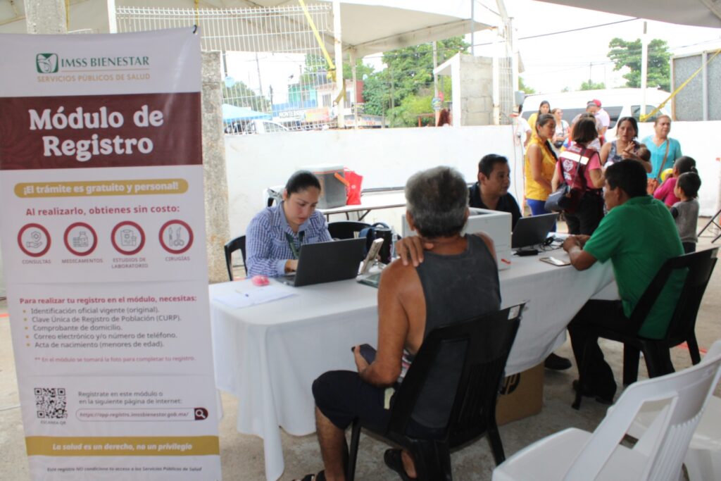 Ciudadanos realizan trámites en un módulo de registro del IMSS Bienestar durante una jornada de atención en Río Viejo, Centro, Tabasco.