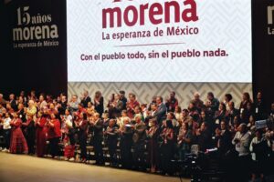 Dirigentes, gobernadores y militantes de Morena aplauden durante la celebración del 15 aniversario del movimiento en el Auditorio Nacional.