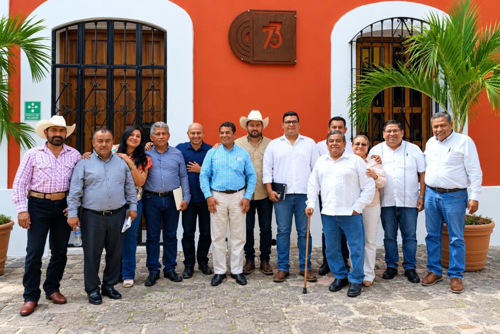 Fotografía grupal de integrantes de Morena y aspirantes políticos de Macuspana reunidos durante el proceso interno para las coordinaciones municipales de 2027.
