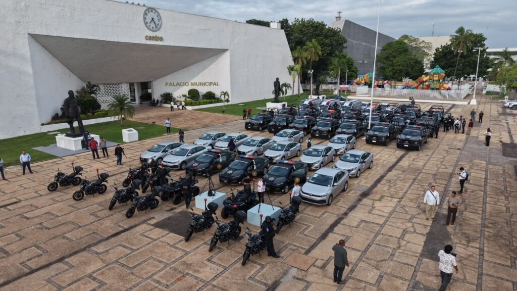 Vista panorámica de camionetas y vehículos policiales desplegados frente a la Plaza de la Revolución de Villahermosa.