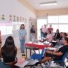 Yolanda Osuna Huerta durante la conclusión de los talleres de capacitación para mujeres de Centro en la escuela primaria Claudio Cortés Castro.