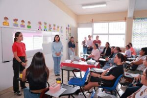 Yolanda Osuna Huerta durante la conclusión de los talleres de capacitación para mujeres de Centro en la escuela primaria Claudio Cortés Castro.