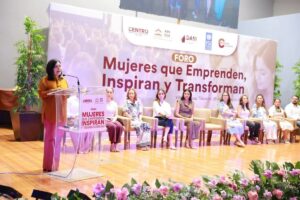 Yolanda Osuna Huerta durante la inauguración del foro Mujeres que Emprenden, Inspiran y Transforman en Villahermosa.