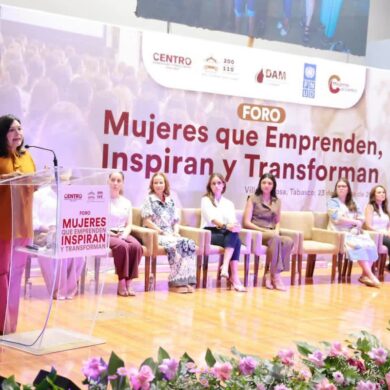 Yolanda Osuna Huerta durante la inauguración del foro Mujeres que Emprenden, Inspiran y Transforman en Villahermosa.