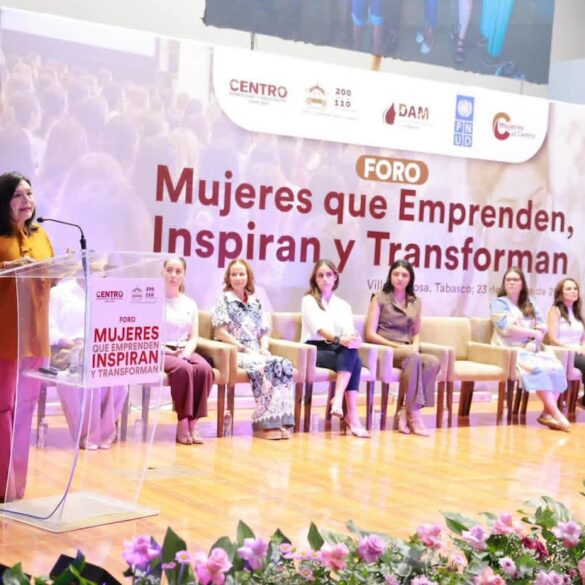 Yolanda Osuna Huerta durante la inauguración del foro Mujeres que Emprenden, Inspiran y Transforman en Villahermosa.