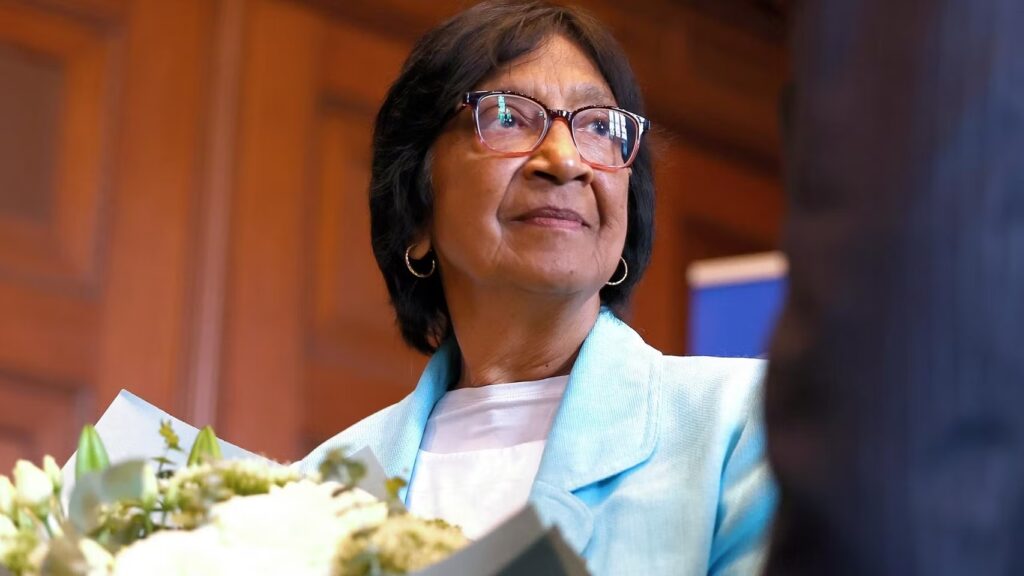 Navi Pillay, jurista sudafricana reconocida con el Premio Nobel de la Paz 2026, aparece con un ramo de flores.