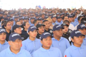 Mujeres y hombres de las corporaciones de seguridad de Tabasco durante la graduación de 238 nuevos elementos de seguridad pública y procuración de justicia.