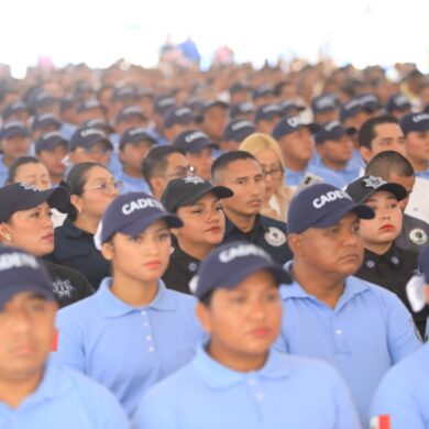 Mujeres y hombres de las corporaciones de seguridad de Tabasco durante la graduación de 238 nuevos elementos de seguridad pública y procuración de justicia.