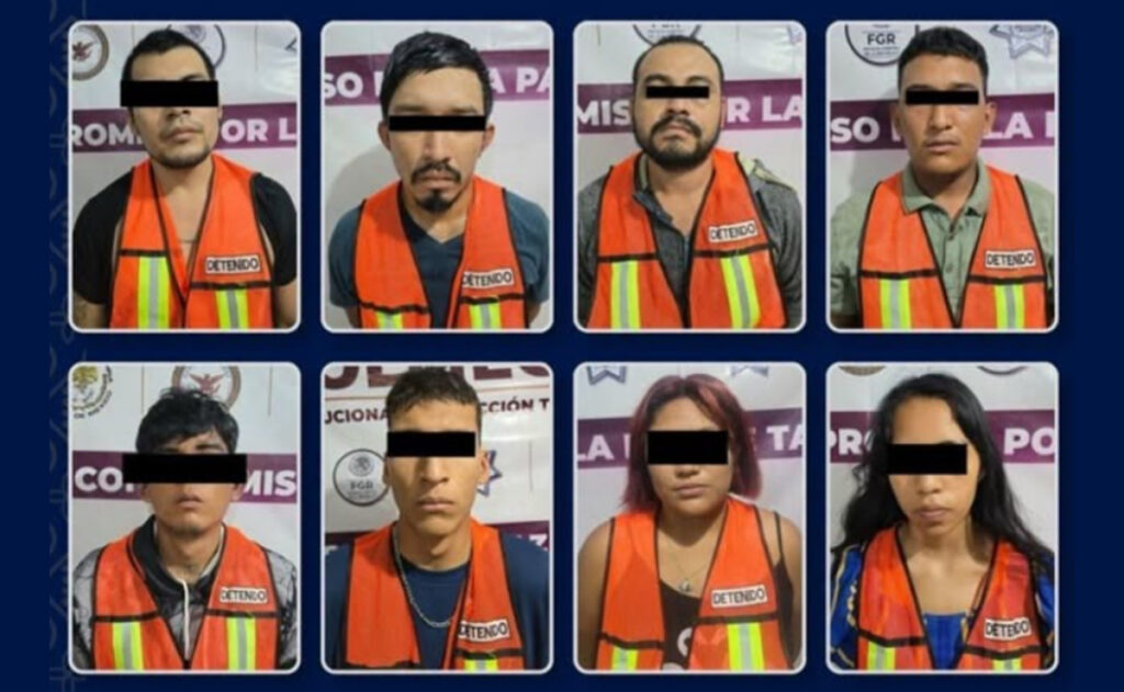 Fotografías de ocho personas detenidas en el fraccionamiento Bicentenario, Tabasco, investigadas por su posible relación con incendios de tiendas Oxxo y vehículos.