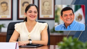 Titular de la Oficina de la Gubernatura de Tabasco en su despacho, con una imagen del gobernador Javier May Rodríguez en un recuadro.