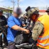 Elementos de seguridad realizan inspecciones a vehículos y motocicletas durante el Operativo de Reforzamiento Centro, en Tabasco.
