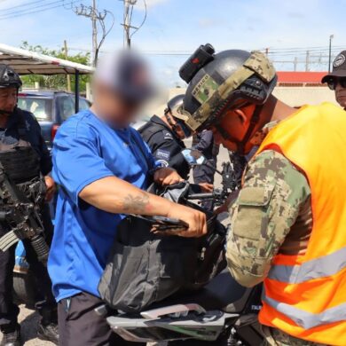 Elementos de seguridad realizan inspecciones a vehículos y motocicletas durante el Operativo de Reforzamiento Centro, en Tabasco.