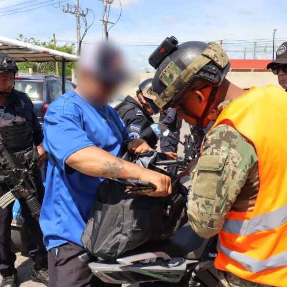 Elementos de seguridad realizan inspecciones a vehículos y motocicletas durante el Operativo de Reforzamiento Centro, en Tabasco.
