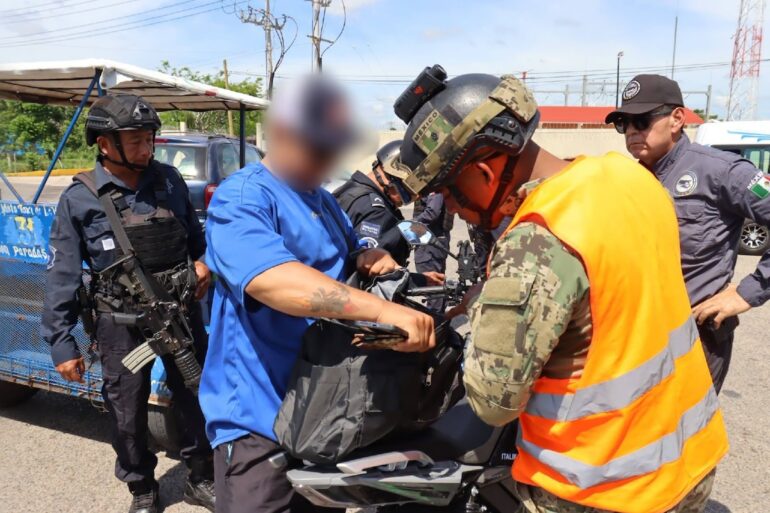 Elementos de seguridad realizan inspecciones a vehículos y motocicletas durante el Operativo de Reforzamiento Centro, en Tabasco.