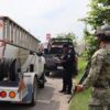 Elementos de seguridad realizan revisiones preventivas a vehículos y motocicletas durante el Operativo Reforzamiento de Centro.
