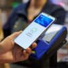 Persona realiza un pago digital con teléfono celular frente a una terminal bancaria, en el contexto de la nueva ley aprobada por el Senado de México.