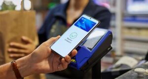 Persona realiza un pago digital con teléfono celular frente a una terminal bancaria, en el contexto de la nueva ley aprobada por el Senado de México.