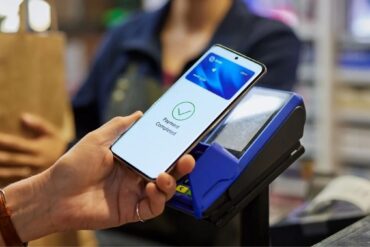 Persona realiza un pago digital con teléfono celular frente a una terminal bancaria, en el contexto de la nueva ley aprobada por el Senado de México.