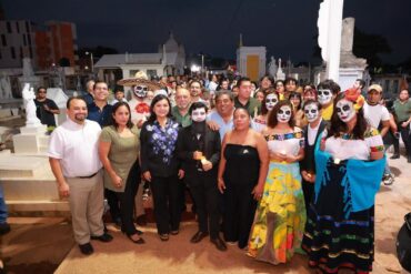 Yolanda Osuna Huerta y Mario Humberto Ruz Sosa durante la develación de la placa por los 210 años del Panteón Central de Villahermosa.
