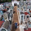 Yolanda Osuna Huerta supervisa labores de limpieza y acondicionamiento en panteones de Centro para el Día de Muertos.