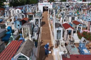 Yolanda Osuna Huerta supervisa labores de limpieza y acondicionamiento en panteones de Centro para el Día de Muertos.