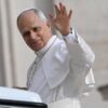 Papa León XIV saluda con la mano durante una aparición pública en el Vaticano, antes de conocerse su diagnóstico de cáncer de pulmón.
