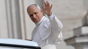 Papa León XIV saluda con la mano durante una aparición pública en el Vaticano, antes de conocerse su diagnóstico de cáncer de pulmón.