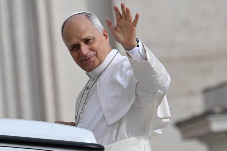Papa León XIV saluda con la mano durante una aparición pública en el Vaticano, antes de conocerse su diagnóstico de cáncer de pulmón.