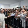 Papa León XIV durante su ingreso al hospital Gemelli de Roma para una cirugía por un nódulo pulmonar.