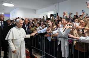 Papa León XIV durante su ingreso al hospital Gemelli de Roma para una cirugía por un nódulo pulmonar.