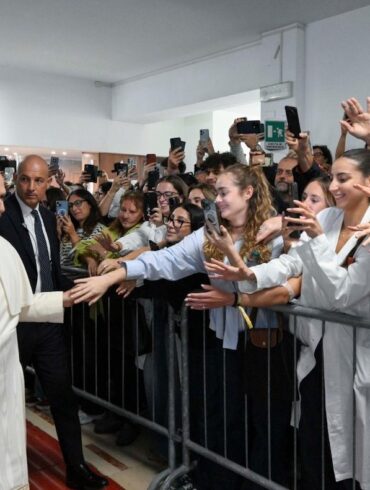 Papa León XIV durante su ingreso al hospital Gemelli de Roma para una cirugía por un nódulo pulmonar.