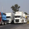 Fila de tractocamiones detenidos sobre una carretera federal durante el paro nacional de transportistas convocado por la Canacar