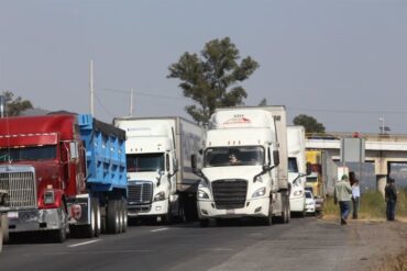 Fila de tractocamiones detenidos sobre una carretera federal durante el paro nacional de transportistas convocado por la Canacar