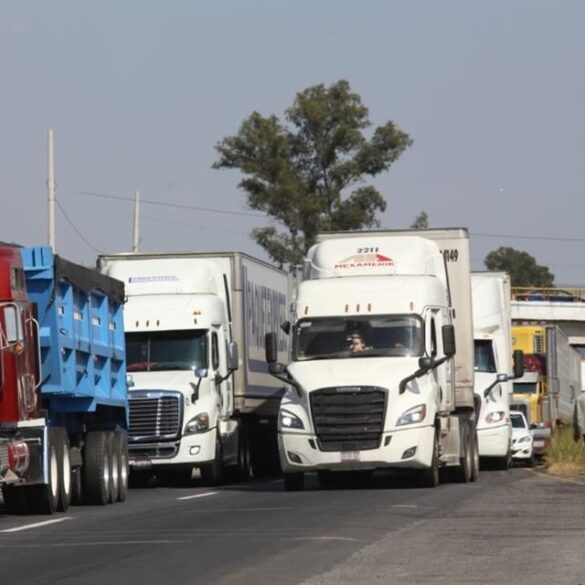 Fila de tractocamiones detenidos sobre una carretera federal durante el paro nacional de transportistas convocado por la Canacar
