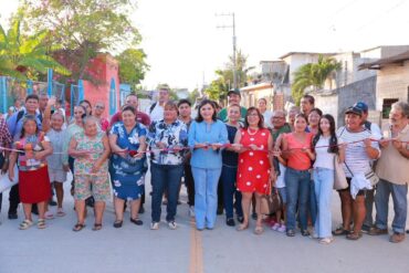 Yolanda Osuna Huerta durante la inauguración de la pavimentación de la calle Francisco Villa en Villahermosa.