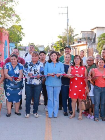 Yolanda Osuna Huerta durante la inauguración de la pavimentación de la calle Francisco Villa en Villahermosa.