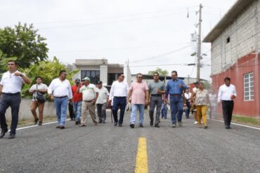 Nueva vialidad pavimentada con mezcla asfáltica en caliente en el Fraccionamiento Flor de Nacajuca, Tabasco