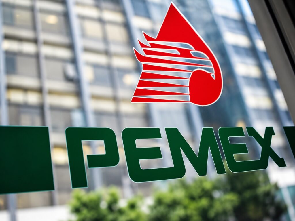 Emblema de Petróleos Mexicanos sobre una superficie de cristal, en una imagen de referencia institucional de Pemex.