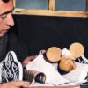 eppino Mazzullo observa a Topo Gigio durante una escena de la histórica producción televisiva.