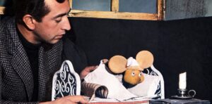 eppino Mazzullo observa a Topo Gigio durante una escena de la histórica producción televisiva.
