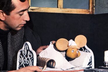 eppino Mazzullo observa a Topo Gigio durante una escena de la histórica producción televisiva.