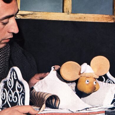 eppino Mazzullo observa a Topo Gigio durante una escena de la histórica producción televisiva.