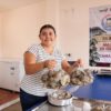 Productora muestra ostiones en punto de venta de Pescando Vida en Tenosique