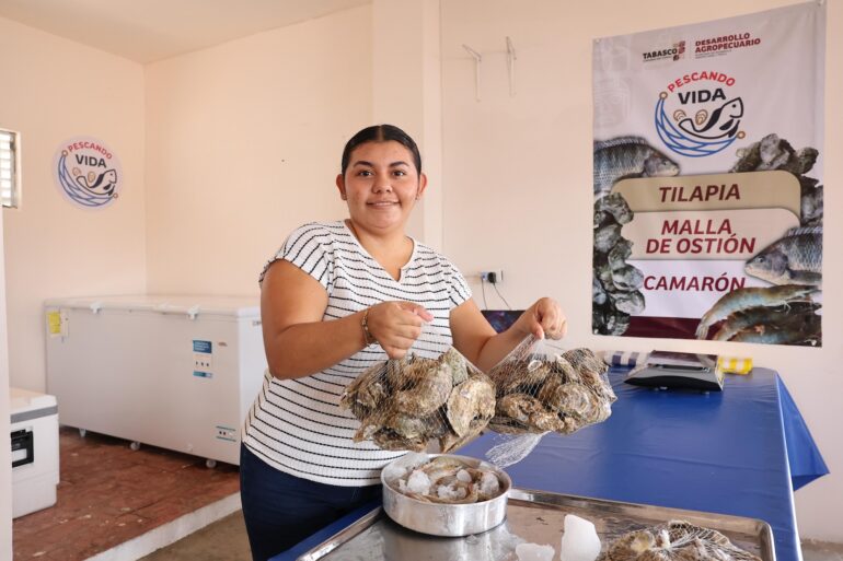Productora muestra ostiones en punto de venta de Pescando Vida en Tenosique